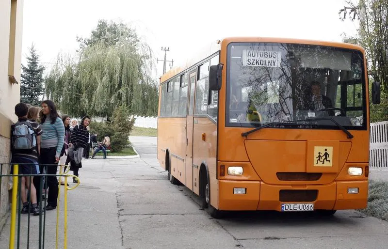 Gdzie zatrzymać się może autobus szkolny? Kluczowe przepisy, które musisz znać