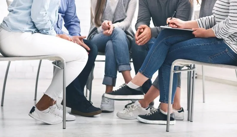 Ile naprawdę zarabiają psycholodzy szkolni? Odkryj różnice w wynagrodzeniach