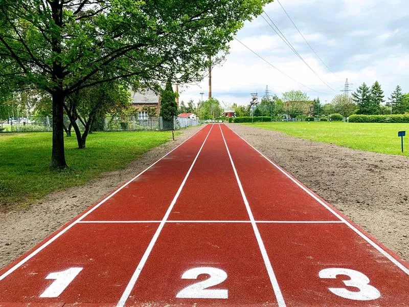 Sprawdź, ile metrów ma bieżnia wokół boiska szkolnego – zaskakujące wymiary, które musisz znać!