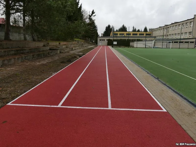 Bieżnia wokół boiska